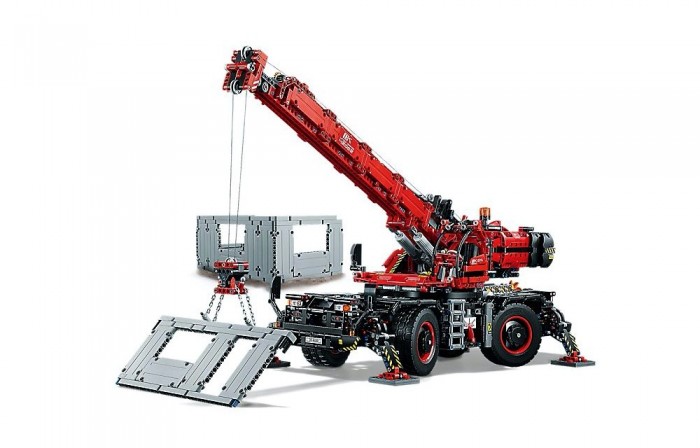 Mit dem LEGO Technic Geländegängigen Kranwagen lassen sich Baumodule anheben. (Bild: LEGO)